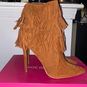 Cognac colored booties, suede.